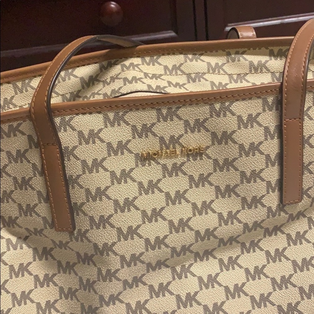 🎉 Michale Kors Women’s bag.